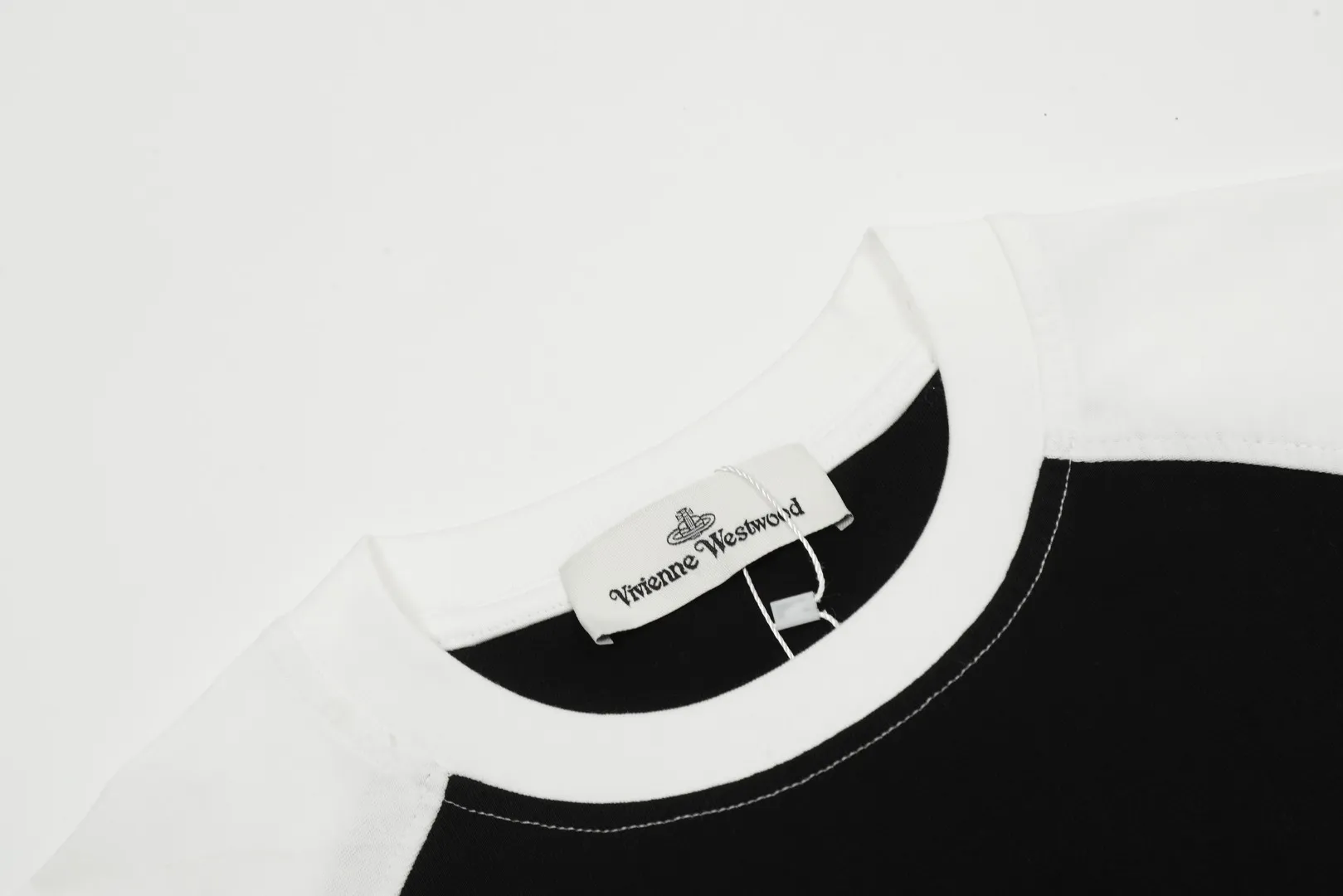 "Classic long sleeves" vivienne west wood Vivienne Saturn classic versatile raglan long sleeves Simple and fashionable, very practical for wearing inside and outside. The top hot style in 2024. No need to say more. Open the details directly. The full range of correct accessories. Every detail is completely restored. It can be filled directly. Size: s m l Color: (body color) black white